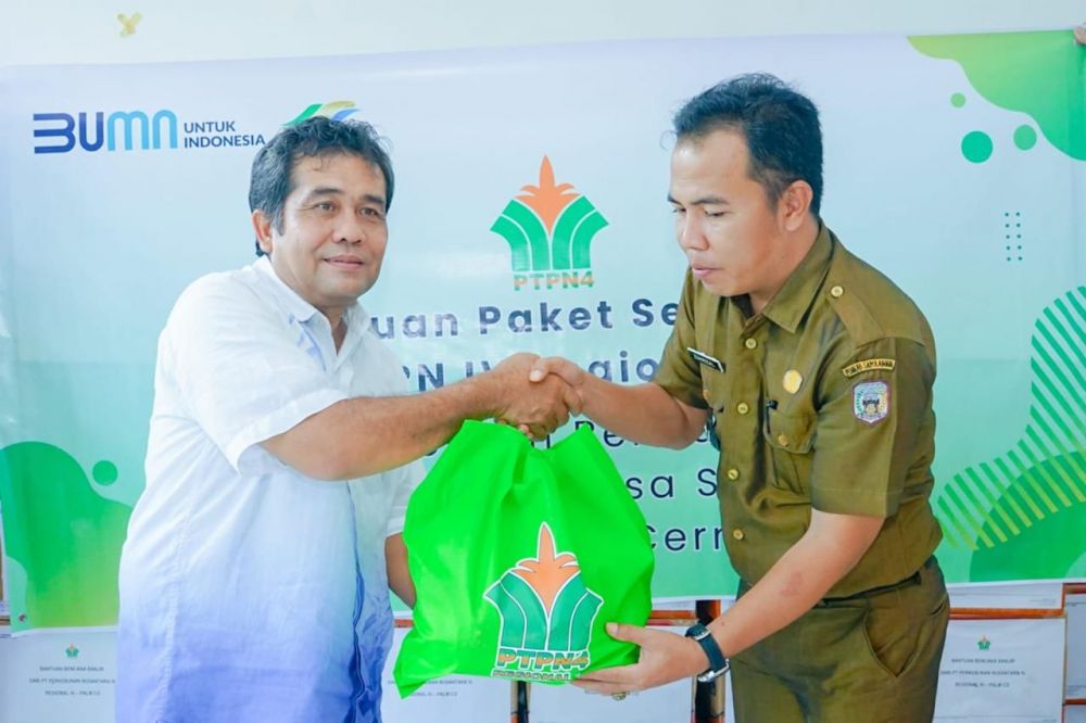 Region Head PTPN IV Regional 4, Osphin Sembiring saat memberikan bantuan CSR