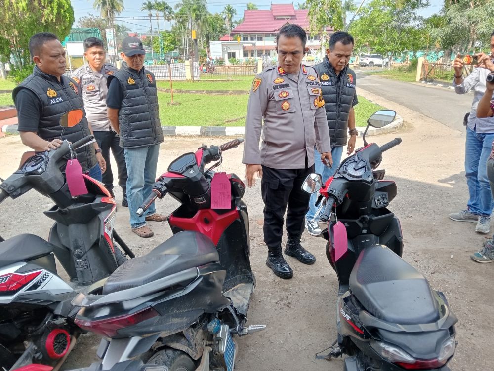 Kapolsek Jaluko AKP Ojak Sitanggang memperlihatkan barang bukti 