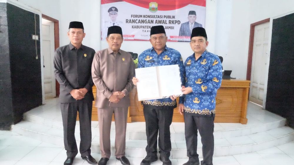 Wakil Ketua  I dan II DPRD Muarojambi foto bersama Sekda