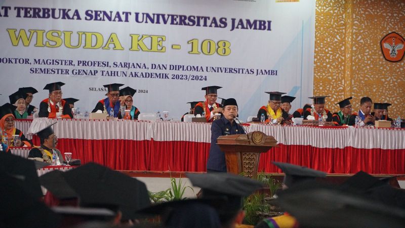 Gubernur Jambi Al Haris memberi arahan dalam Rapat Terbuka Senat Universitas Jambi Wisuda Ke-108, Selasa (27/2)