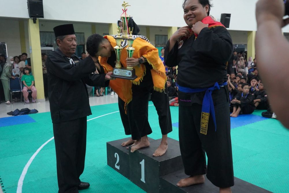 penutupan Kejuaraan Pencak Silat PSHT Open Piala Gubernur Jambi yang berlangsung sejak 27 Februari - 1 Maret 2024, bertempat di Gedung Aula Asrama Haji Provinsi Jambi, Kamis (29/02/2024) malam.
