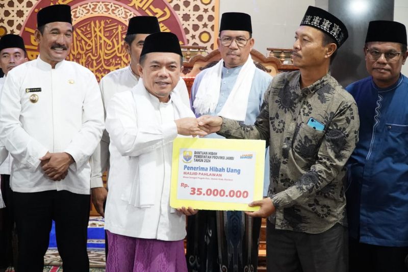 Gubernur Jambi Al Haris menyerahkan bantuan pembangunan masjid di Kabupaten Kerinci melalui program CSR dari Bank 9 Jambi dan BAZNAS Provinsi Jambi, Jumat (15/3)