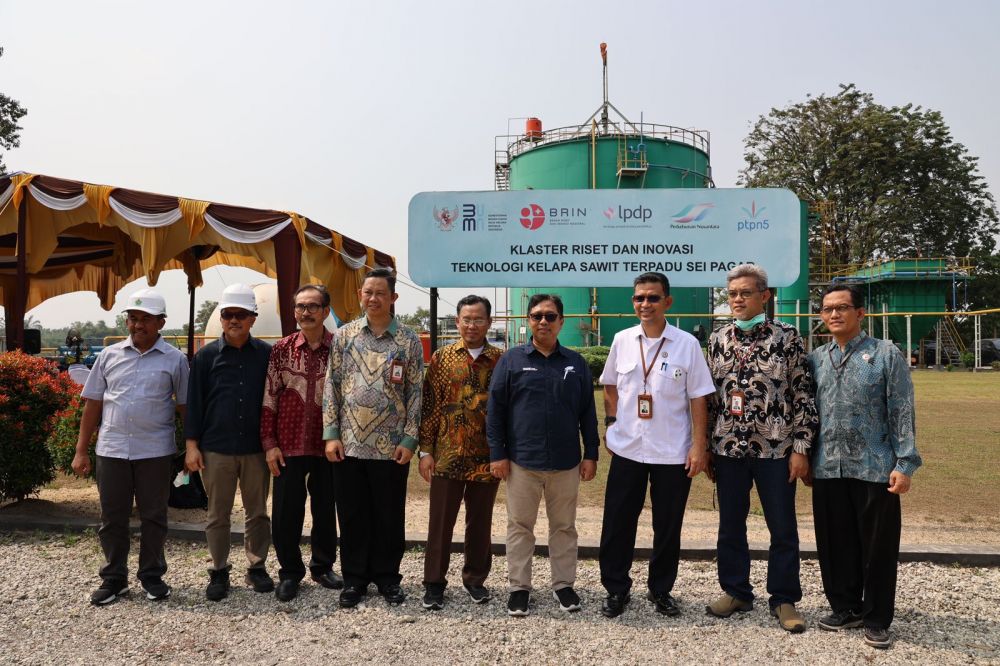 Direktur Strategi dan Sustainability PalmCo Ugun Untaryo bersama Wakil Kepala BRIN Prof. Dr. Ir. Amarulla Octavian, M.Sc.,DESD., ASEAN Eng di PKS Sei Pagar PTPN IV di Riau baru-baru ini. BRIN kini melakukan riset peningkatan potensi EBT dengan memanfaatkan tandan kosong dalam Biogas POME. Jika berhasil, maka akan menjadi EBT mixing limbah cair dan limbah padat perdana di lingkungan PTPN.