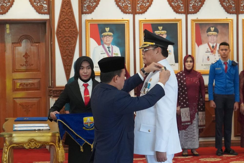 Gubernur Jambi memasang Tanda Pangkat kepada PJ Bupati Tebo VAP