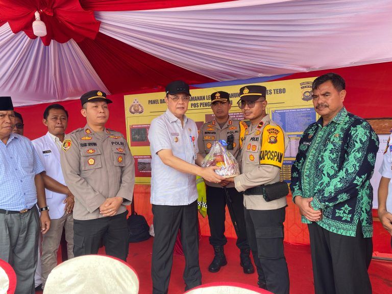 PJ Bupati Tebo, VAP didampingi Kapolres Tebo menyerahkan bingkisan kepada petugas Pomyan Mudik Lebaran