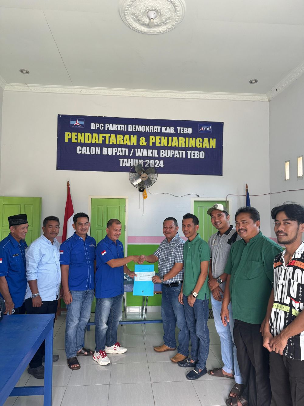 Tim keluarga Yopi Muthalib saat mengambil formulir pendaftaran sebagai Bacabup