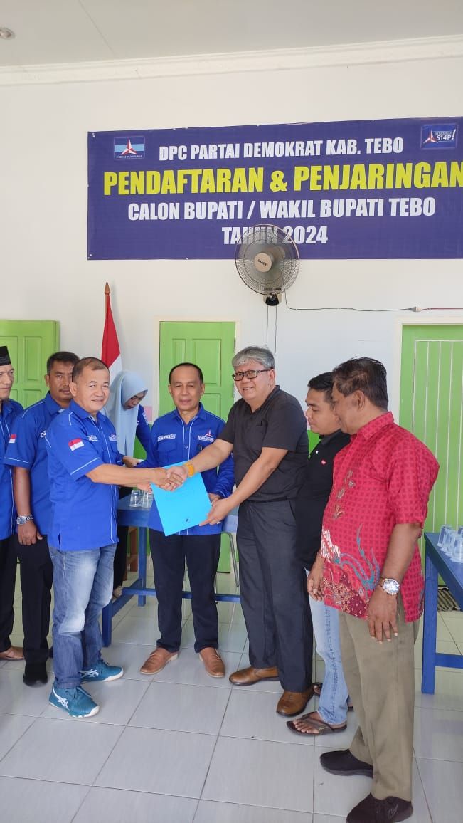 Utusan ARB saat mengambil formulir pendaftaran sebagai Bacabup di Partai Demokrat Tebo