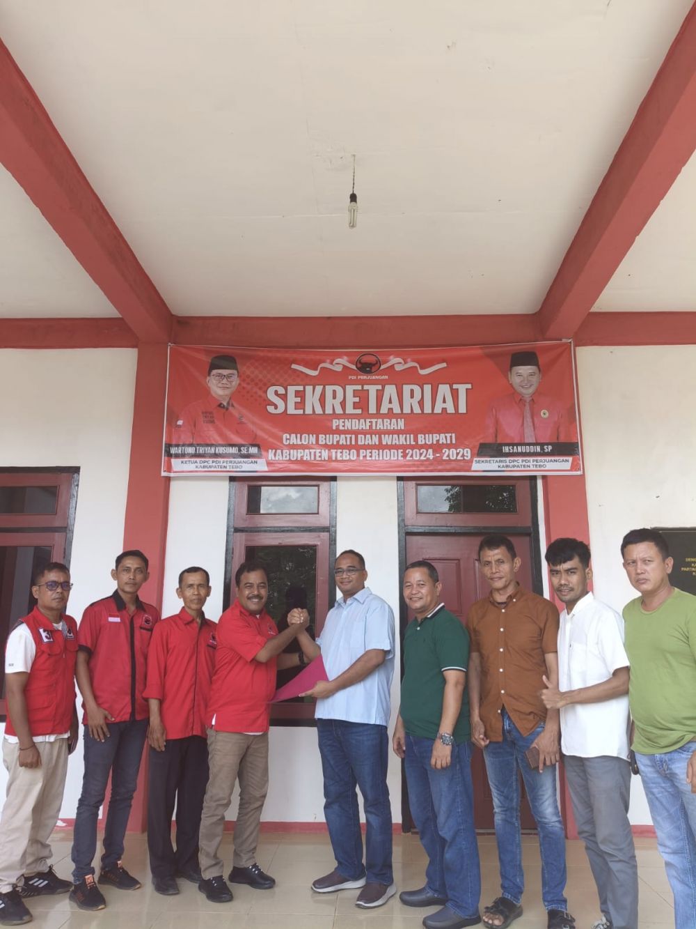 Yopi Muthalib saat mengambil berkas pendaftaran ke DPC PDIP Tebo