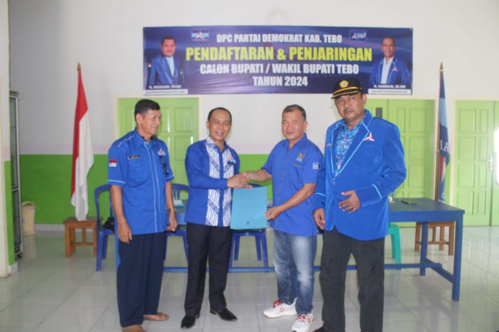 Harmain Ketua DPC PD Tebo ikut mengembalikan formulir pendaftaran sebagai Bacabup