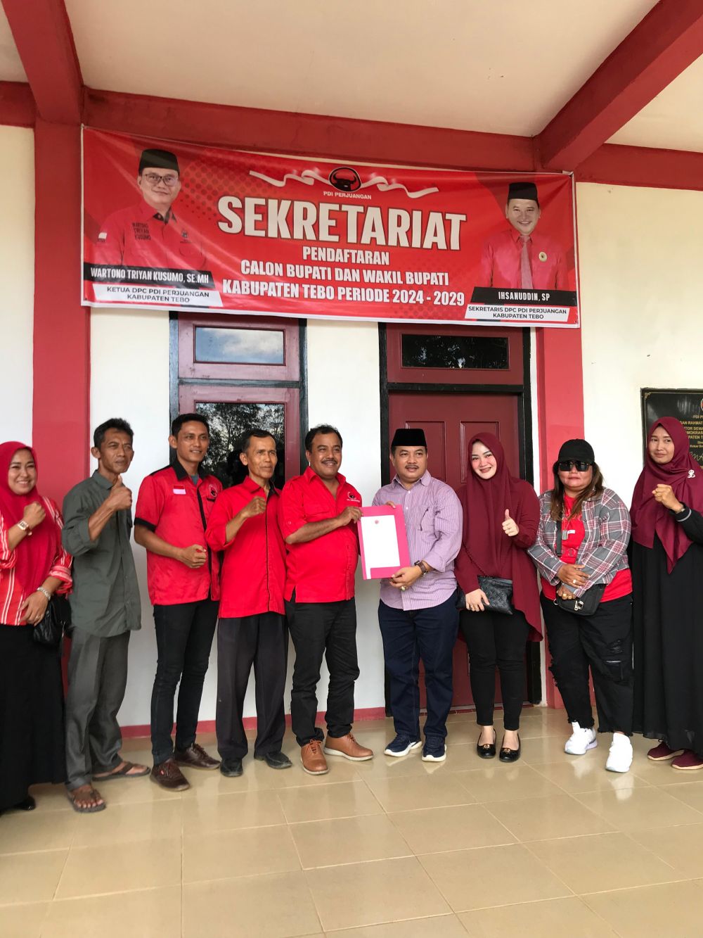 Aivandri saat menerima pendaftaran Hamdi dikantor DPC PDIP Tebo