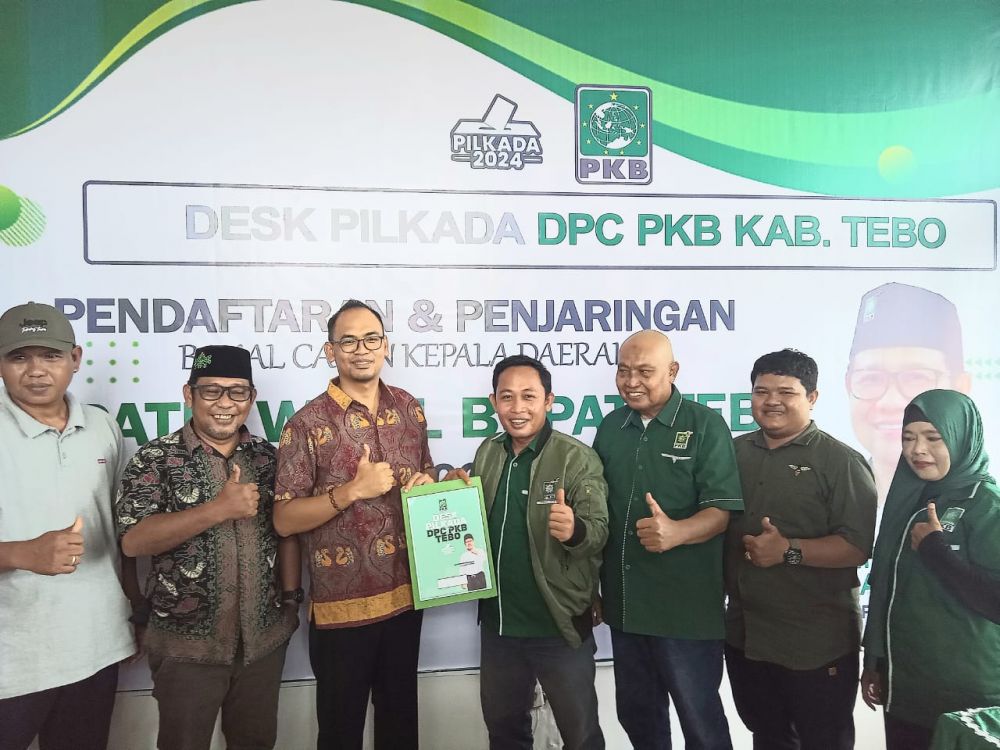 Afriansyah saat mengembalikan formulir pendaftaran ke Dewan Pimpinan Cabang (DPC) Partai Kebangkitan Bangsa (PKB)