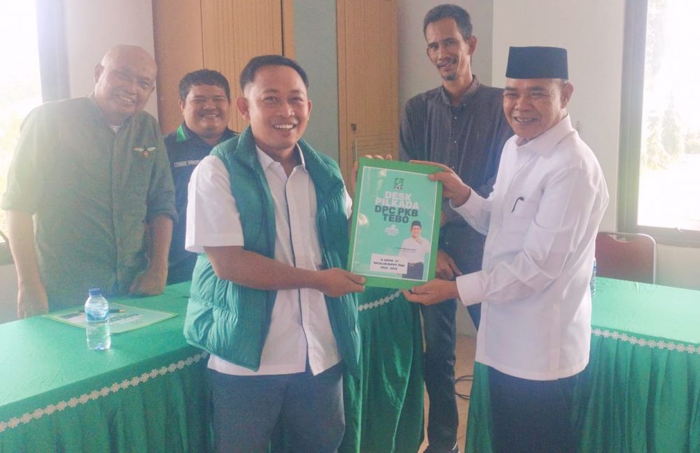 Aspan ketika mengembalikan formulir pendaftaran ke PKB