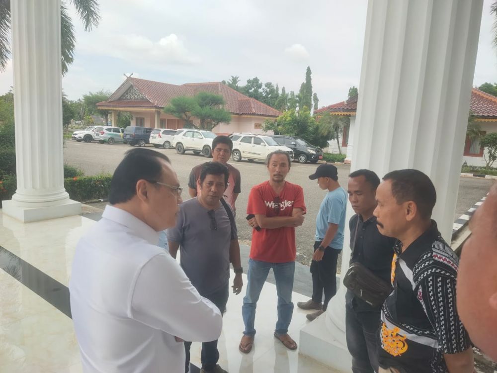 Pj Bupati Tebo saat didatangi aktivis Tebo 