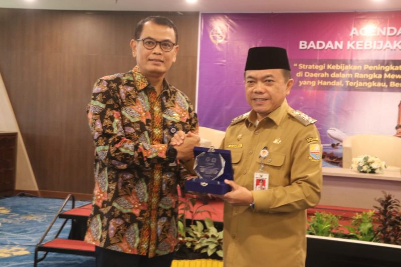 Gubernur Jambi Al Haris bersama Kepala Pusat Kebijakan Prasarana Transportasi dan Integrasi Moda, Kementerian Perhubungan, Capt. Novyanto Widadi, Selasa (21/5). 