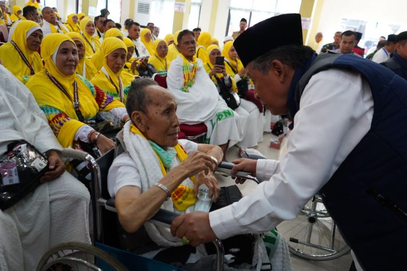 Wakil Gubernur Jambi Abdullah Sani menyapa jamaah di Asrama Haji Jambi, Senin (3/6)