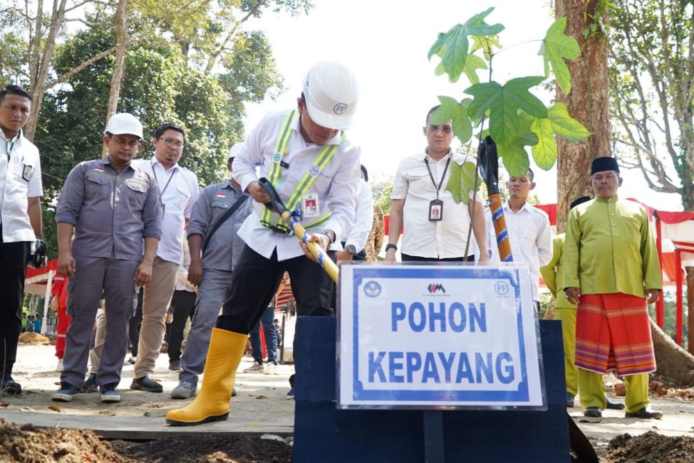 Gubernur Jambi Al Haris saat melakukan peletakan batu pertama atau tiang pancang yang dilaksanakan di lokasi pembangunan museum kompleks KCBN Muarajambi. 