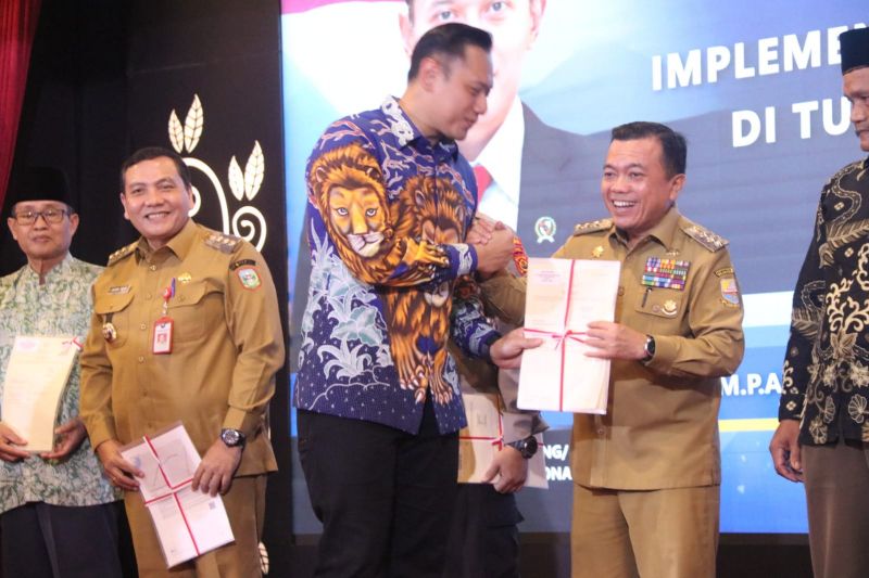 Menteri AHY memberikan piagam penghargaan kepada Gubernur Jambi dalam menyukseskan reforma agraria, Selasa (25/6)