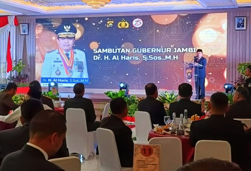 Gubernur Jambi Al Haris beserta istri yang juga ketua TP PKK Provinsi Jambi Hesnidar Haris menghadiri acara puncak peringatan hari Bhayangkara ke-78 tahun 2024 di Mapolda Jambi, Senin (01/07/2024).