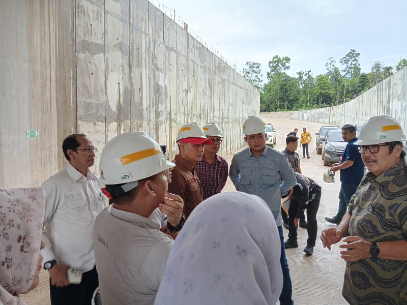 Pimpinan dan Anggota DPRD Provinsi Jambi saat memantau underpas di jalur khusus batu bara di Desa Tenam, Kabupaten Batanghari, Rabu (23/4)