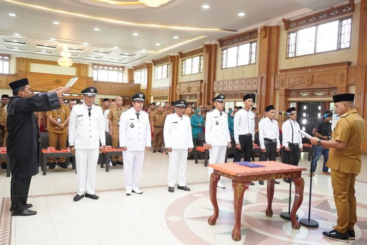 Bupati Tebo, Agus Rubiyanto,SE.MM saat melantik sejumlah Penjabat (PJ) Kepala Desa dan Anggota BPD di Aula Kantor Bupati Tebo