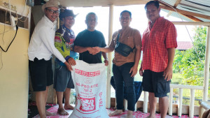 PTPN Regional 4 Bantu Petani 12 Karung Pakan Ikan