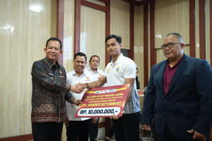 Serahkan Tali Asih Atlet Peraih Medali PON XXI, Bupati BBS  Harap Atlit  tak Pindah ke Daerah Lain
