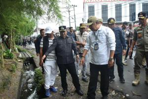Bersama TNI-Polri, Wali Kota Jambi Gotong Royong di Pasar Talang Banjar