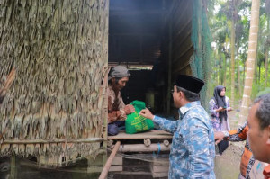 Terus Beri Bantuan Kemanusiaan, Bupati Tanjabbar Kunjungi Warga Kurang Mampu di Desa Teluk Sialang