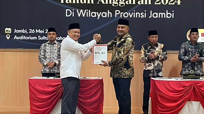 Bupati Tebo menerima penghargaan WTP untuk yang ke 10 kali Pemkab Tebo