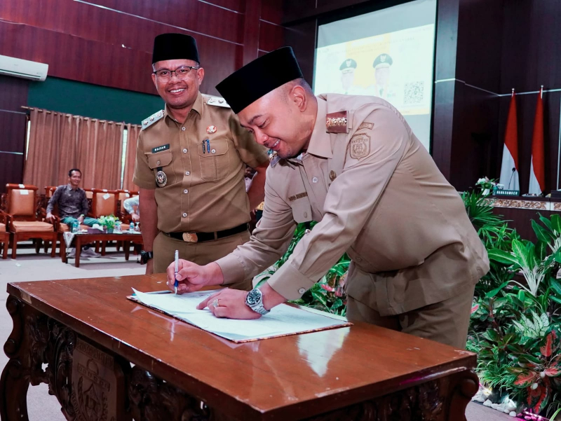 Bupati Tebo didampingi Wabup menandatangani berita acara hasil Musrenbang RPJMD Tebo