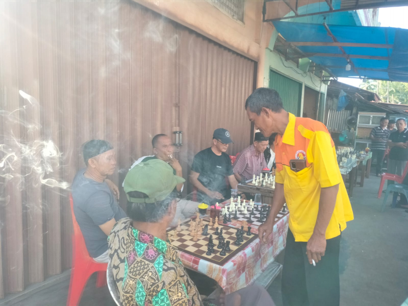 Bahrullah (baju kuning) melawan 12 orang pecinta catur di Tebo dalam sekali pertandingan