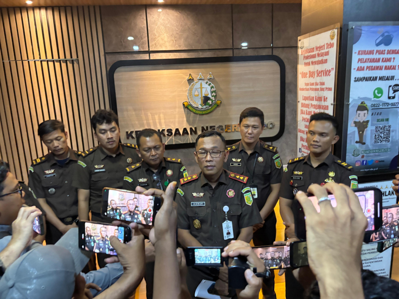 Kajari Tebo memberikan keterangan pada media