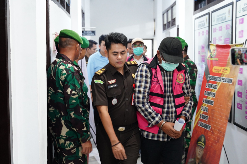 Kajari Tebo didampingi para Kasi saat memberikan keterangan pers
