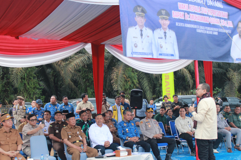 Wakil Gubernur H Abdullah Sani Mendampingi Waka Kepresidenan RI Meninjau Lokasi Pembangunan SR di Kab Muara Jamb