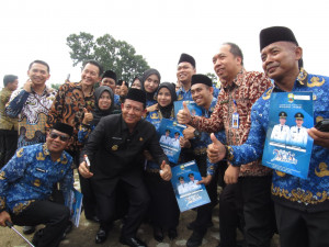 Bupati BBS Serahkan SK PPPK di Lapangan Kantor Bupati 