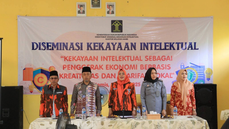Ketua DPC Srikandi PP Tebo bersama Kepala Bidang Pelayan Hak Kekayaan Intelektual Kanwil Kum Provinsi Jambi, Ketua PGRI Tebo dan Wakil Ketua TP PKK Tebo saat pembukaan acara