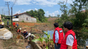 Pipa Minyak Pertamina Bocor, Minyak Meluber ke Pemukiman Warga