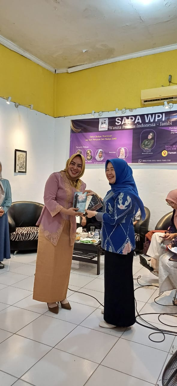 Ketua WPI Jambi, Ramayani menyerahkan Buku Antologi Puisinya 