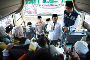 Bupati Sambut Kepulangan Jamaah Haji Kloter 19 Asal Tanjab Barat
