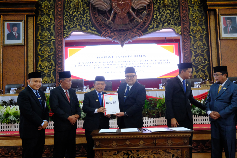 Dirjen Pemeriksaan Keuangan Negara V BPK RI Widhi Widayat serahkan laporan secara simbolis kepada Gubernur Jambi Al Haris