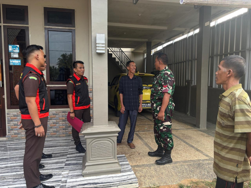 Tim Kejari Tebo saat menggeledah rumah HAR