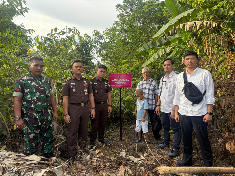 Tim Kejari Tebo saat melakukan penyitaan tanah milik pejabat Deprindag Tebo