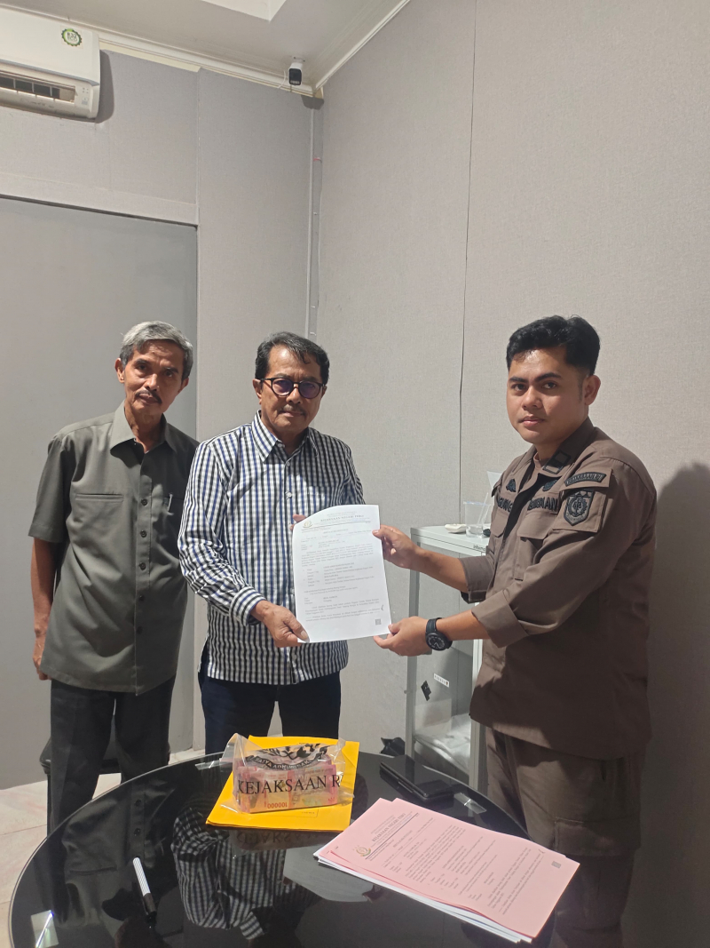 Penyerahan uang oleh orang tua tersangka didampingi penasehat hukum ke JPU Kasus Pasar Tanjung Bungur Muaro Tebo