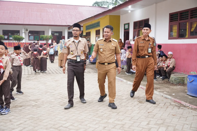 Wabup didampingi sekretaris Dikbud Tebo dan Kepsek SD IT Al Washliyah Tebo melihat kondisi MPLS