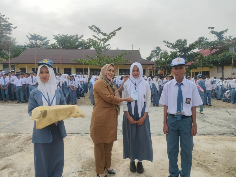 Pemasangan tanda kepada siswa oleh Kepala SMKN 1 Tebo sebagai tanda dimulainya MPLS