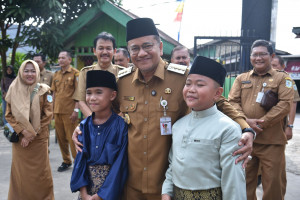 Wali Kota Maulana Tunjukkan Keteladanan, Ajak Para Ayah Hadir di Momen Awal Pendidikan Anak