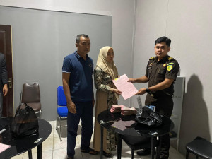 Istri Tersangka Kasus Pasar Tanjung Bungur Serahkan Titipan Uang Rp 150 Juta Ke Jaksa