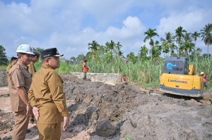 Wali Kota Maulana Tinjau Kawasan Proyek Normalisasi Sungai Asam