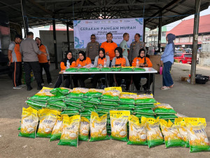 Polda Jambi bekerja sama dengan Bulog menggelar Gerakan Pangan Murah 