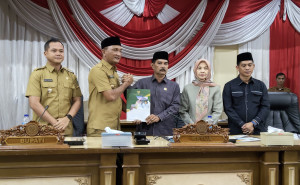 Bupati H. Hurmin Apresiasi Pandangan Umum 8 Fraksi DPRD Sarolangun